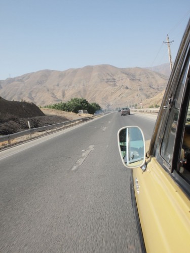翌日は「川に行きましょう」。連れてってもらったのはテヘランから100kmも離れた山だった。